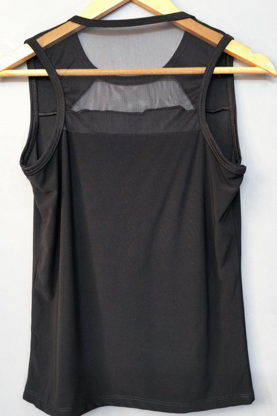 نمای پشت و یقه تاپ ورزشی زنانه سارا