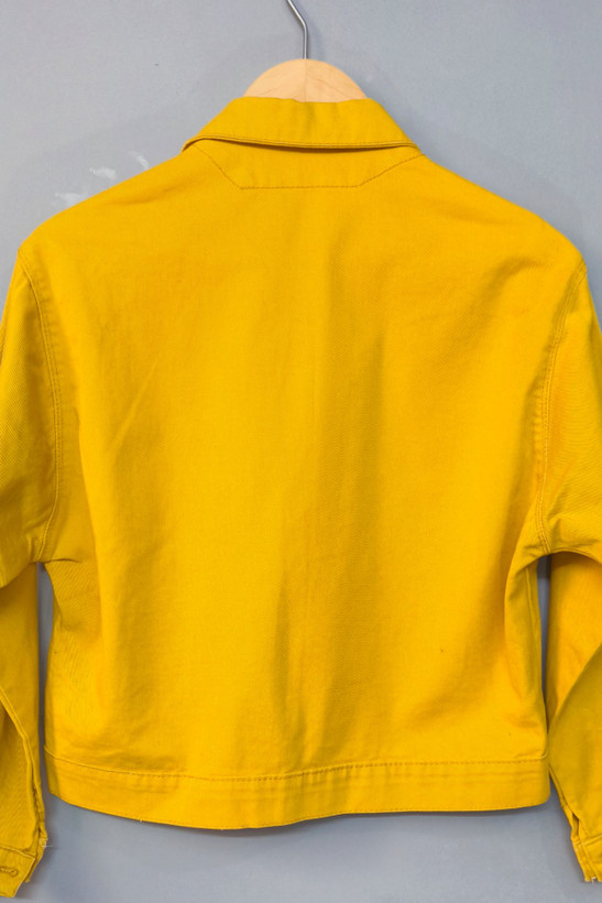 نمای پشت و آستین کت کراپ جین