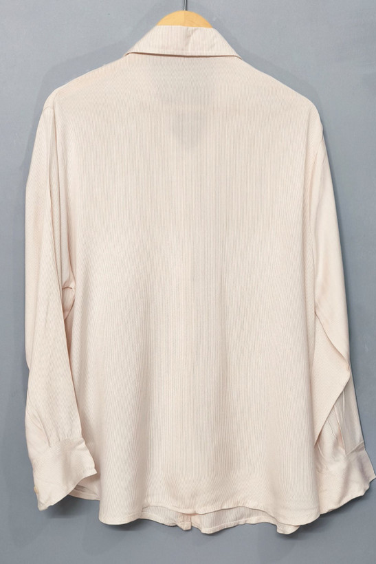 نمای پشت شومیز و آستینها