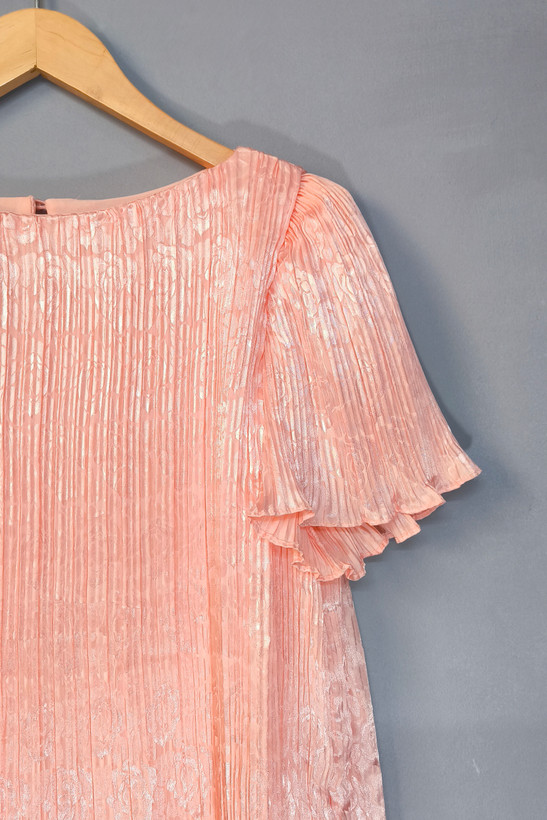 نمای نزدیک پارچه ساتن پلیسه پیراهن مجلسی یاسمن