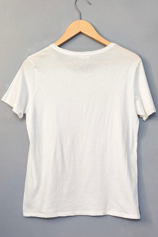 نمای پشت تیشرت و فرم لباس