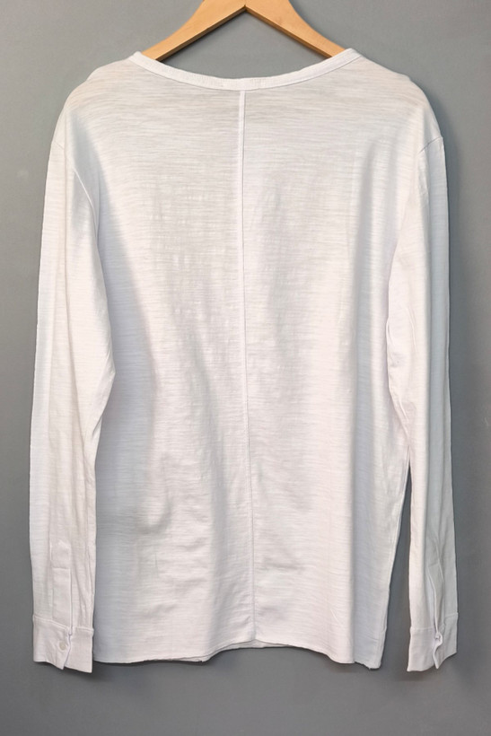 نمای پشت تیشرت آستین بلند مردانه